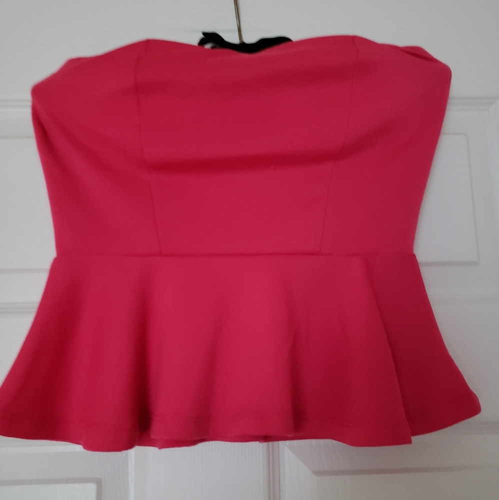 Shoulderless pink ruffled top